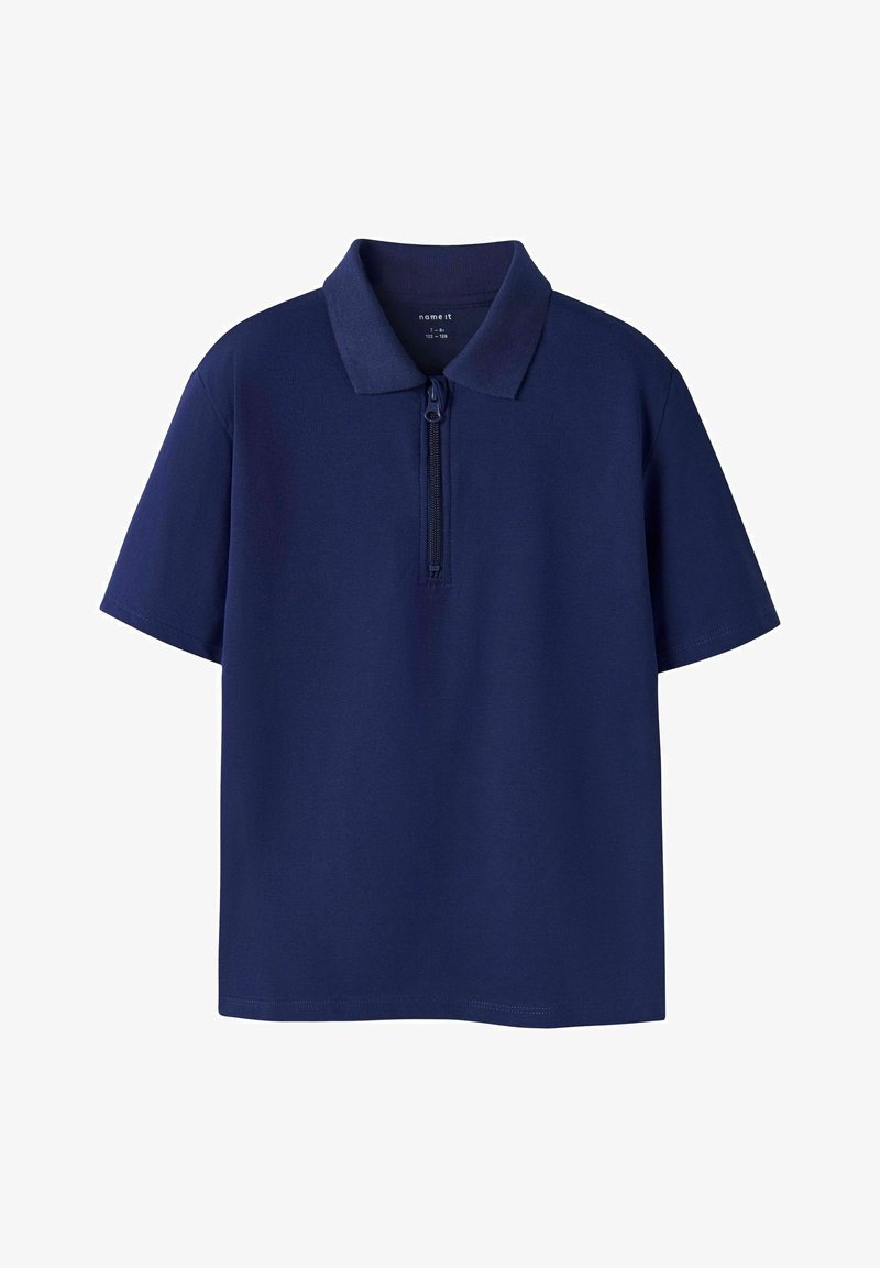 Polo de color navy con diseño de manga corta, que presenta un cierre de cremallera en el cuello y una textura suave. Ideal para uso casual.
