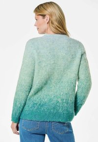 Leichter, Ombre-Strickpullover in verschiedenen Grüntönen, mit einer sanften Textur und lockerer Passform, Rundhalsausschnitt und langen Ärmeln.