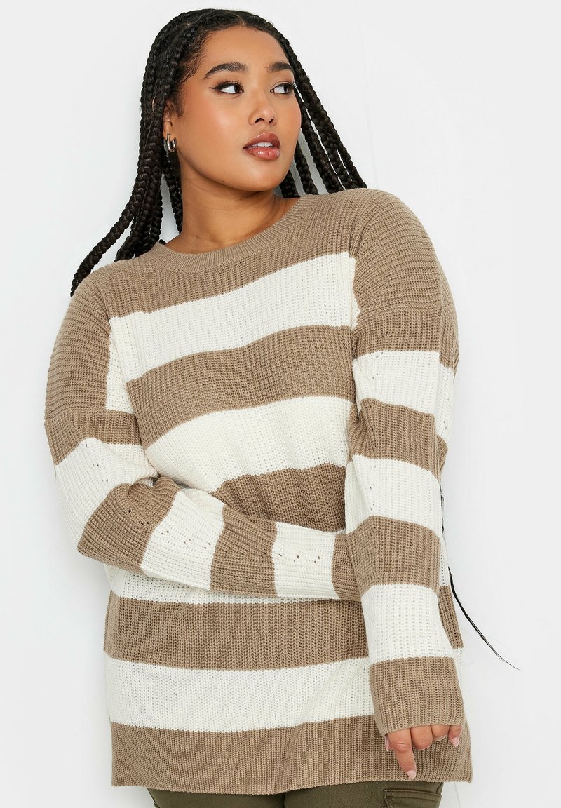 Avslappnad tröja i beige och vita ränder, tillverkad av strukturerad stickad tyg, med rundad halsringning och långa ärmar.