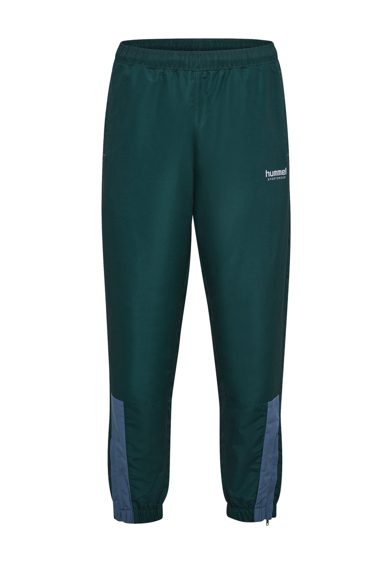 Grüne Sporthose mit flexiblem Bund, kontrastierenden blauen Seitenstreifen, Reißverschlüssen an den Bündchen und einem kleinen Markenlogo auf der Vorderseite.