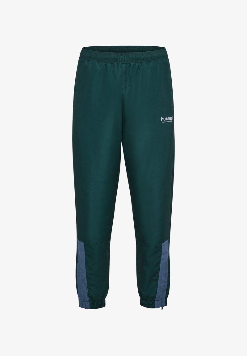 Groene sportieve broek met een flexibele tailleband, contrasterende blauwe zijpanelen, ritssluitingen aan de onderkant en een klein merkembleem aan de voorkant.
