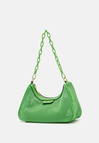 Jasně zelená síťová taška přes rameno s objemným řetězovým popruhem a zlatým zipem na jednobarevném bílém pozadí.