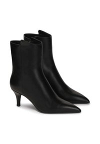 Botines de cuero negro hasta el tobillo con punteras puntiagudas y tacones de 5 cm. Textura suave y diseño minimalista sin hardware o patrones visibles.