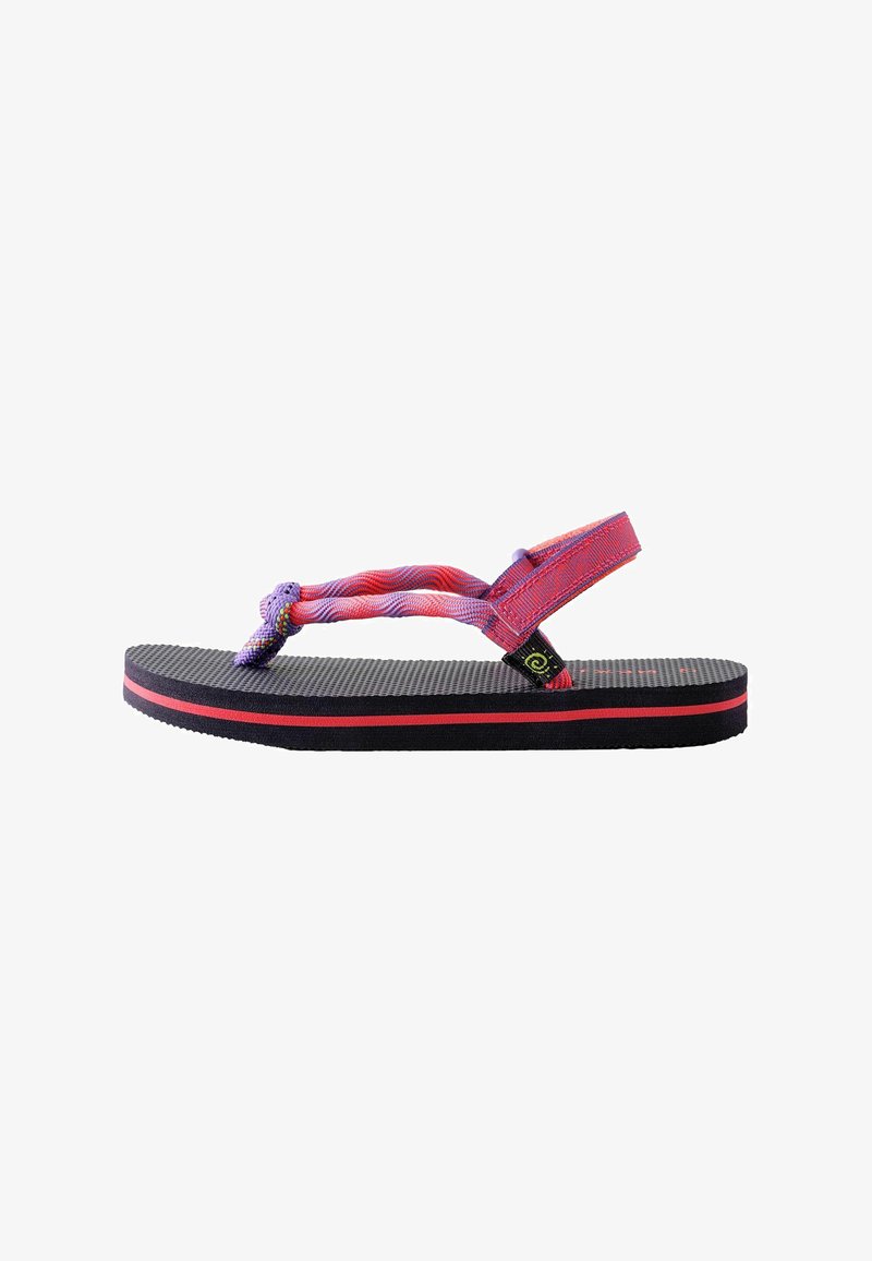 Sandale à semelle texturée noire avec des brides en tissu rose et violet, équipée d'une boucle de doigt et d'une bride de talon avec une petite étiquette noire.
