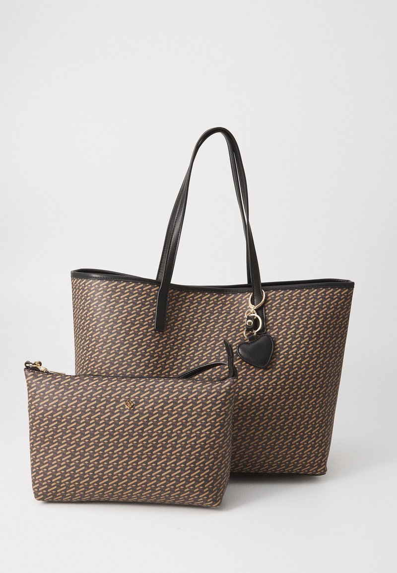 Saco de tote castanho com padrão e acabamentos em pele preta, apresentando duas alças e uma pequena bolsa de fecho semelhante. Detalhes em dourado.