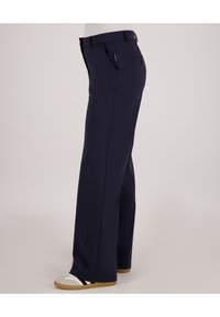 Marineblauwe, rechte broek gemaakt van een gladde, rekbare stof. Voorzien van zijzakken en een knoop in de taille. Casual ontwerp met minimale accenten.