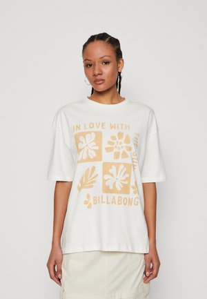 T-shirt in cotone bianco con un grande design grafico arancione caratterizzato da motivi floreali e il testo "IN LOVE WITH THE SUN" e "BILLABONG."