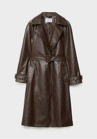 Long manteau en similicuir marron foncé avec larges revers, taille ceinturée, poches latérales et sangles à boucle aux poignets.