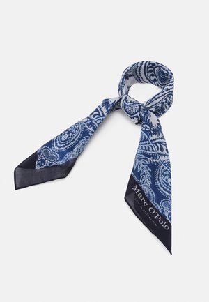 Blåt og hvidt tørklæde med paisley-mønster og mørk kant, løst bundet, med "Marc O'Polo"-logo på den ene ende.