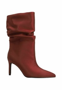 Rode satijnen enkellaarzen met een slouchy ontwerp, puntige neus en stilettohak. Glad textuur en minimalistische details.