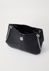 Borsa a tracolla in pelle nera con dettagli in catena argentata. Presenta un logo distintivo e una forma morbida e strutturata con chiusura a zip.