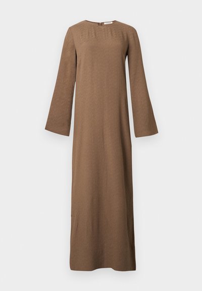 Longue robe marron avec encolure ronde, manches longues et larges, et fermeture éclair au dos, présentée sur fond blanc uni.