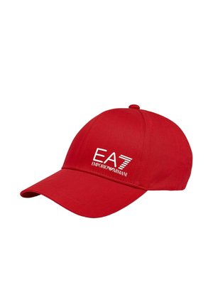 Cappellino da baseball rosso con visiera curva con logo bianco EA7 Emporio Armani sul pannello frontale.