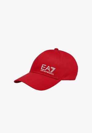 Cappellino da baseball rosso con visiera curva con logo bianco EA7 Emporio Armani sul pannello frontale.
