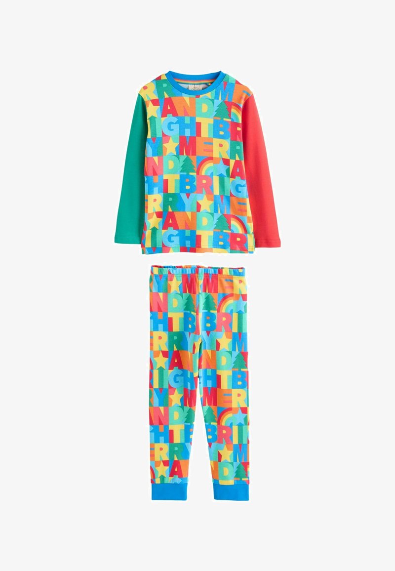 Kleurrijke pyjama set gemaakt van zachte stof, met een grafisch design van verschillende letters, bomen en sterren in heldere kleuren. Lange mouwen en broek.