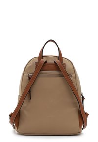 Helles Rucksack in Beige mit braunen Lederträgern und -besatz, ausgestattet mit einer Reißverschlusstasche auf der Rückseite, glattem Stoff und sauberen Nähten.