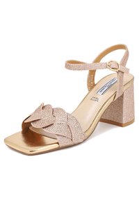 Sandal con tacco a blocco glitterato rosa con un accento dorato, caratterizzata da una fascia anteriore intrecciata adornata di strass e una cinghia alla caviglia regolabile.