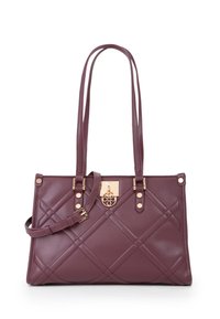 Bolso acolchado burdeos hecho de cuero sintético, con herrajes en tono dorado, asas dobles y una correa de hombro ajustable.