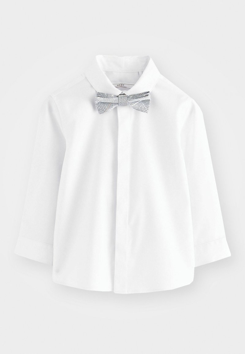 Cămașă albă cu mânecă lungă, având un guler clasic și o cravată elegantă cu un model argintiu la gât. Țesătură netedă, fără modele suplimentare.