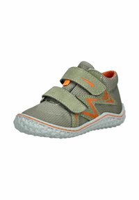 Zapato de tela gris con correas de velcro, con acentos en naranja brillante y una parte superior de malla texturizada. Suela de goma duradera con un patrón de relieve.