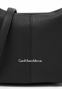 Borsa a tracolla in pelle nera con una texture liscia, caratterizzata da un logo argentato e un design semplice e curvo. Include una tracolla.