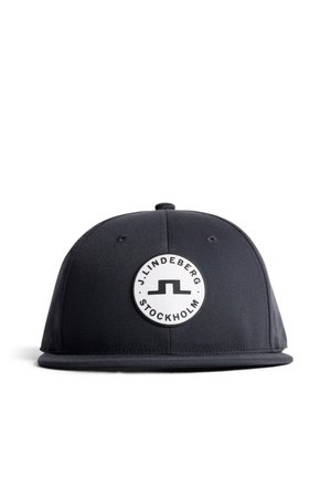 Schwarze Snapback-Kappe mit flachem Schirm, vorne mittig mit einem runden weißen J.Lindeberg Stockholm Logo-Patch versehen.