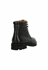 Bottine en cuir noir avec une finition texturée, un design à lacets, un intérieur marron et une semelle robuste. Comprend des coutures visibles et un bout rond.