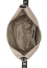 Beige Nylon-Handtasche mit einem Reißverschluss, gefüttertem Innenraum und einem schwarzen Riemen mit weißem Text. Sie hat eine abgerundete Form und eine glatte Textur.