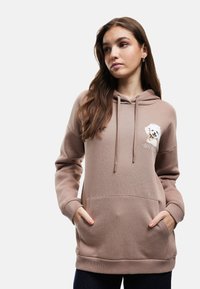 Brązowy hoodie wykonany z miękkiego materiału, z przednią kieszenią, kapturem ze sznurkiem oraz haftowanym wzorem psa z napisem "NAJLEPSZY PRZYJACIEL".