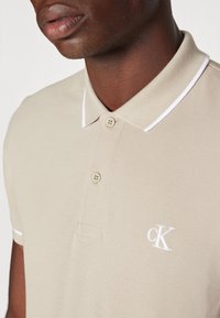 Calvin Klein Jeans TIPPING SLIM - Polokošeľa - plaza taupe