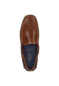 Braune, durchbrochene Lederschlupfschuhe mit navyfarbenem Innenfutter, kontrastierenden Nähten und schwarzen elastischen Akzenten an den Seiten.