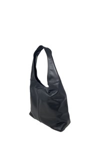 Czarna skórzana torba na ramię o luźnym fasonie, gładkiej fakturze, szerokim pasku oraz detalach szwów z przodu. Brak widocznych akcesoriów.