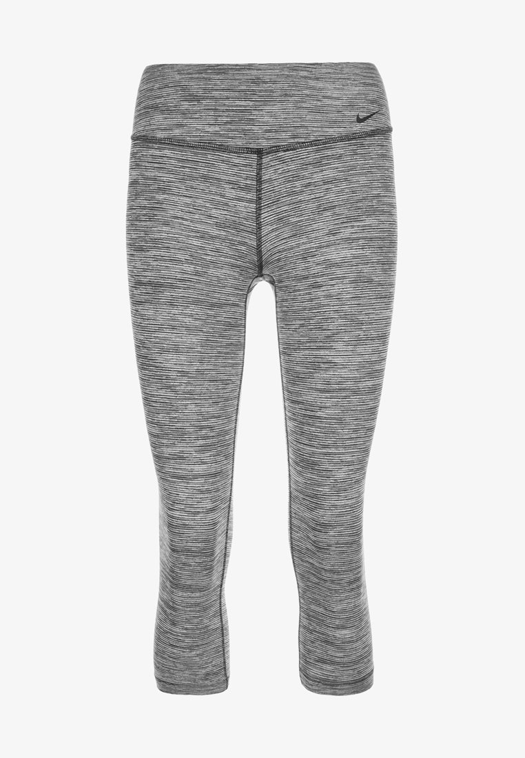 Leggings courts rayés gris et noir avec une taille haute et un petit logo Nike noir sur la hanche gauche.