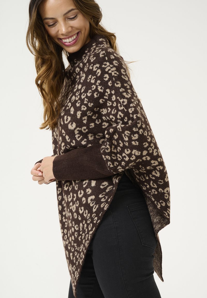 Maglione a stampa leopardata marrone con accenti crema, caratterizzato da un colletto alto, una vestibilità ampia e spacchi laterali per un maggiore comfort. Tessuto a maglia testurizzato.