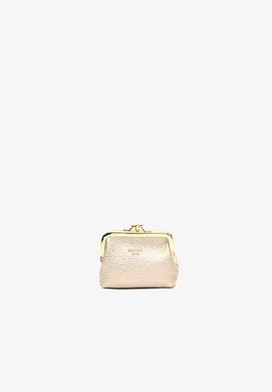 Kleine strukturierte beige Münztasche mit goldenem Metallrahmen und Verschluss, vorne mittig mit dem "MISAKO"-Logo geprägt.