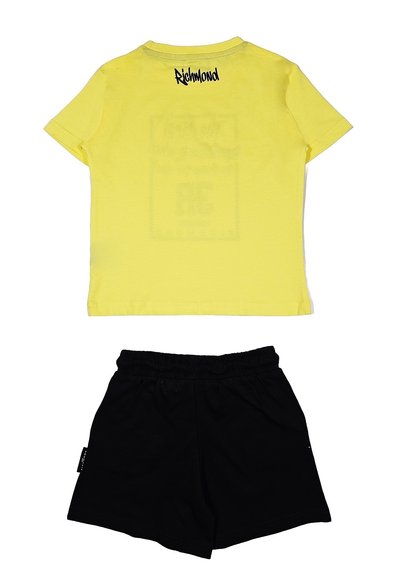 T-shirt di cotone giallo con maniche corte e un logo nero sulla schiena, abbinato a pantaloni corti neri con elastico in vita.