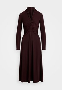 Lång burgundy klänning med en tvinnad detalj fram, långa ärmar och en figurnära överdel som vidgar sig vid midjan, tillverkad av ett glatt tyg.