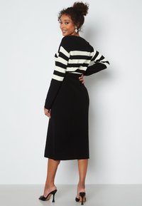 Bubbleroom STRIPED O-NECK  KNITTED DRESS - Vestito lungo - black