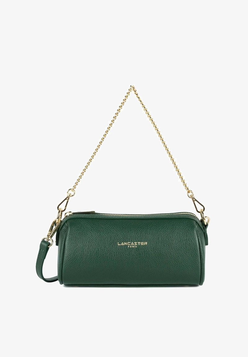 Sac à main cylindrique en cuir vert avec bandoulière chaîne dorée et fermeture éclair, avec le logo "Lancaster Paris" en lettres dorées sur le devant.