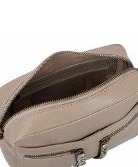 Borsa a tracolla in pelle beige con scomparti con zip e superficie texturizzata. Presenta due tasche frontali con zip e un evidente dettaglio di cucitura.
