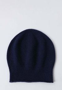 Bonnet en tricot bleu marine avec une texture lisse et une forme arrondie, présentant de subtils détails en côtes verticales le long des côtés.