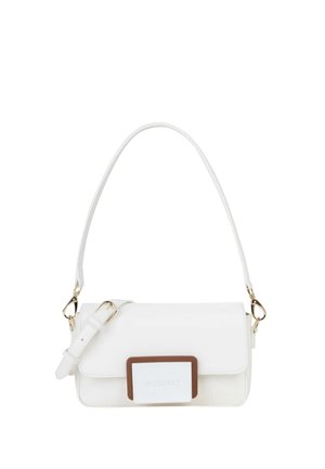 Borsa a mano rettangolare bianca con tracolla regolabile, accessori dorati e fibbia frontale con bordo marrone e logo Valentino.