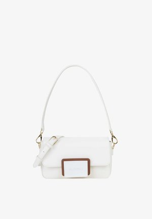 Borsa a mano rettangolare bianca con tracolla regolabile, accessori dorati e fibbia frontale con bordo marrone e logo Valentino.