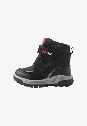 Schwarze Knöchelstiefel mit zwei verstellbaren Klettverschlüssen, aus Leder und Textilmaterial, grauer Sohle und einer Pull-Tab hinten für einfaches Anziehen.