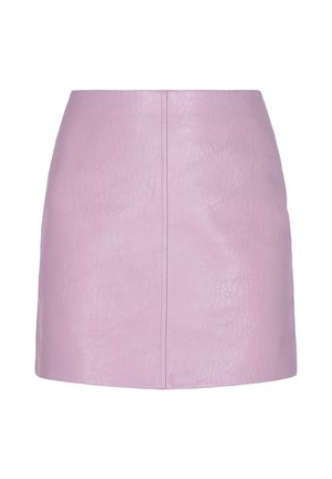Violetti nahkainen mini hame, jossa on teksturoitu pinta, takana vetoketju ja suora siluetti. Ei näkyviä kuvioita tai koristeluja.