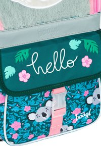 Grüner Rucksack mit sanften grauen Akzenten, floralem Muster in Pink und Türkis, mit einem "Hallo"-Text und Illustrationen von Koalas, ausgestattet mit einer pinken Schnalle.