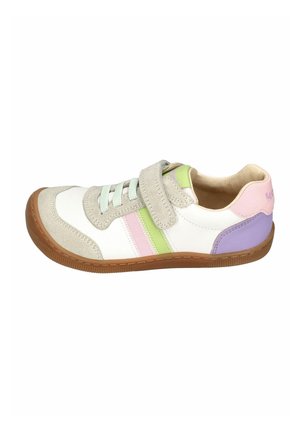 Kinderschuh im lässigen Sneaker-Stil aus weißem Leder mit pastellrosa, grünen und violetten Akzenten, beigen Wildleder-Details und brauner Gummisohle.
