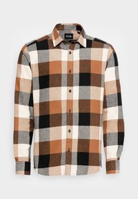 Camisa abotonada con un patrón de cuadros en marrón, beige, gris y negro. Hecha de un tejido de textura suave y corte regular.