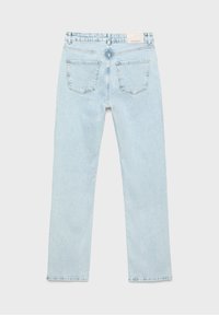 Jean bleu clair à jambes droites vu de dos avec deux poches arrière et une petite étiquette de marque en cuir couleur tan sur la ceinture.