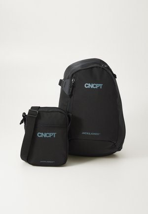 Un sac à dos noir et un petit sac bandoulière, tous deux ornés des logos bleus "CNCP" et "JACK&JONES", avec une texture lisse et élégante et des zips.